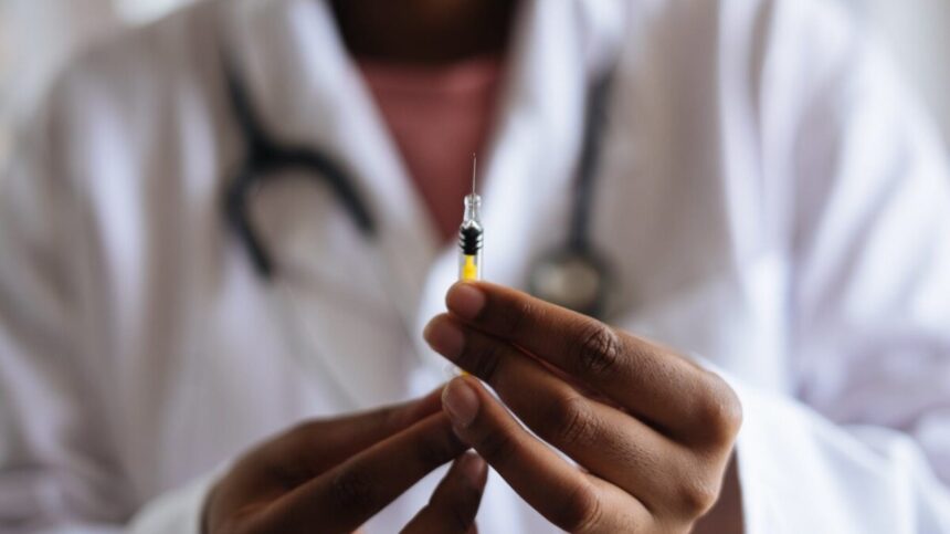 Idosos acima de 60 anos e professores já podem receber a vacina da gripe