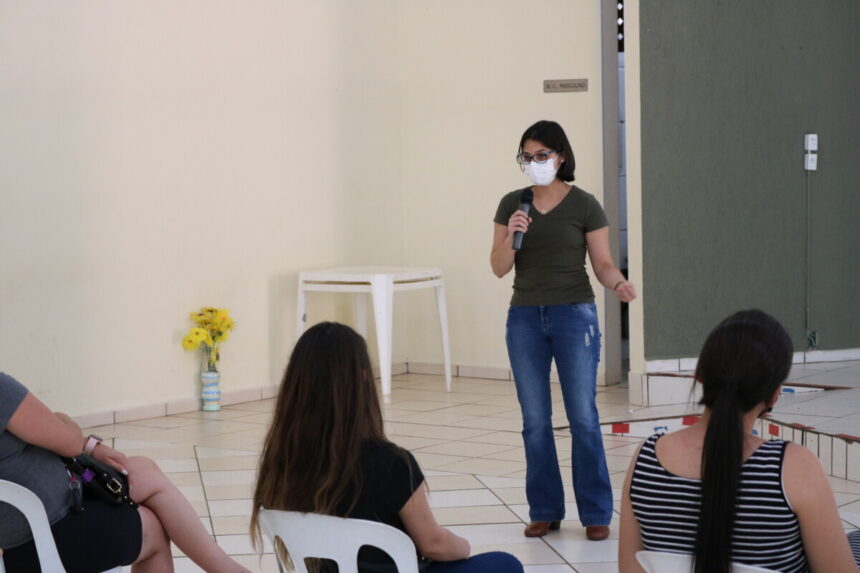 Gestantes participam de palestra sobre aleitamento materno