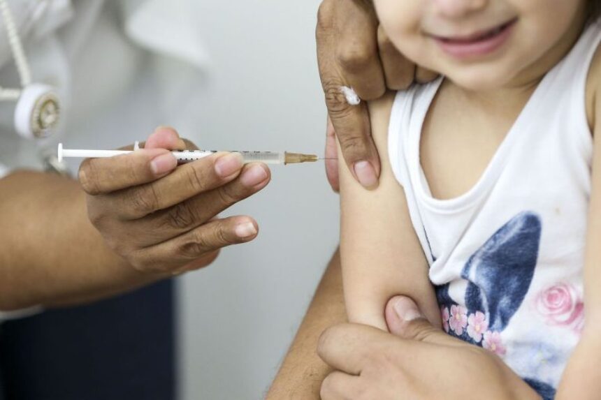 Saúde amplia vacinação contra a dengue para pessoas de 10 a 14 anos