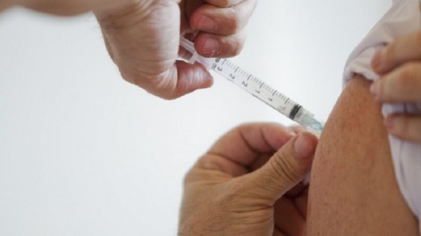 Saúde começa a aplicar dose de reforço contra Covid-19 nos adolescentes de 12 a 17 anos