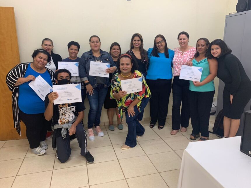 Programa Meu Emprego – Trabalho em Equipe forma oito alunos