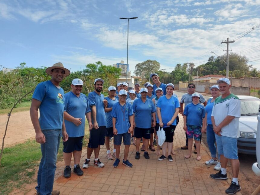 Alunos da APAE participam de plantio de mudas em celebração ao Dia da Árvore