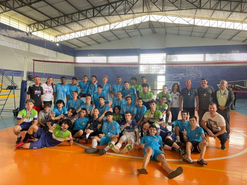 Equipe masculina sub-19 de vôlei de quadra vence triangular